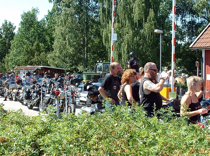2003_0809_28.JPG - Uppställning inför turen genom Arboga