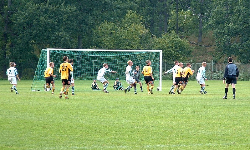 2002_0907_04.JPG - Södra forward's väntar på inlägg från höger