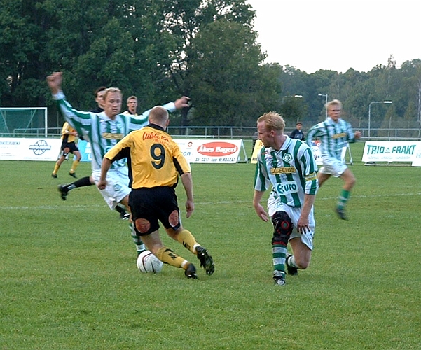 2002_0907_08.JPG - Arbogas nr.9 Kristoffer Storm dribblar med Tillbergas mittfältsspelare