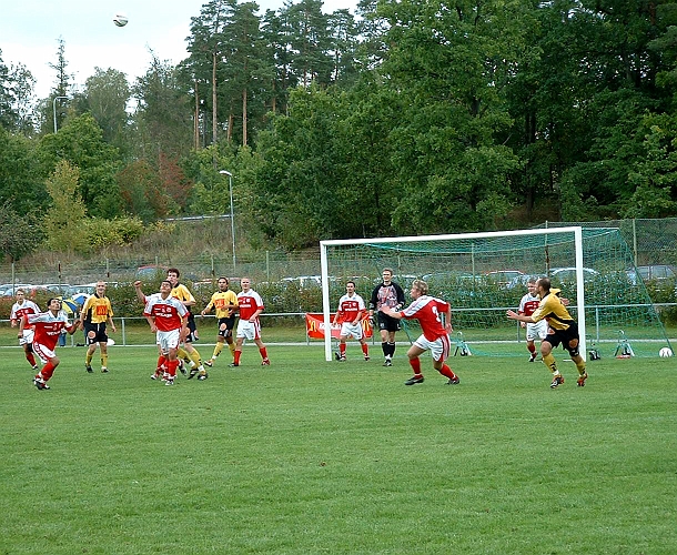 2002_0921_03.JPG - Hallstahammars försvar får jobba hårt för att hålla undan för Södras attacker