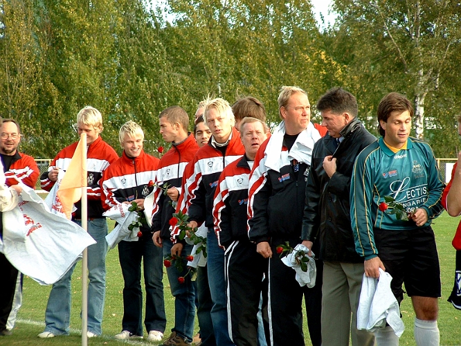 2002_0928_06.JPG - Kungsör BK gratuleras till Serieseger Div.4 Västmanland