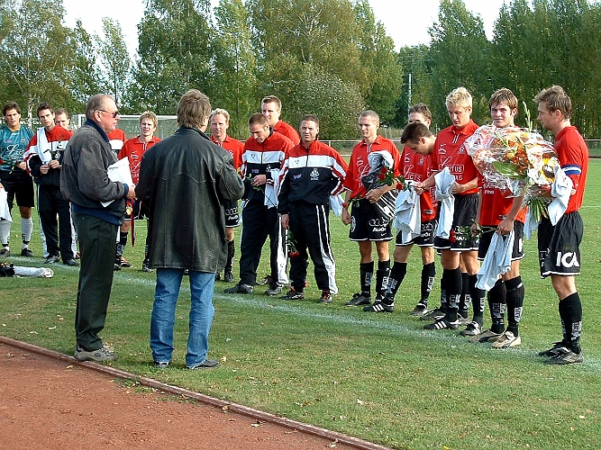 2002_0928_07.JPG - Kungsör BK gratuleras till Serieseger Div.4 Västmanland