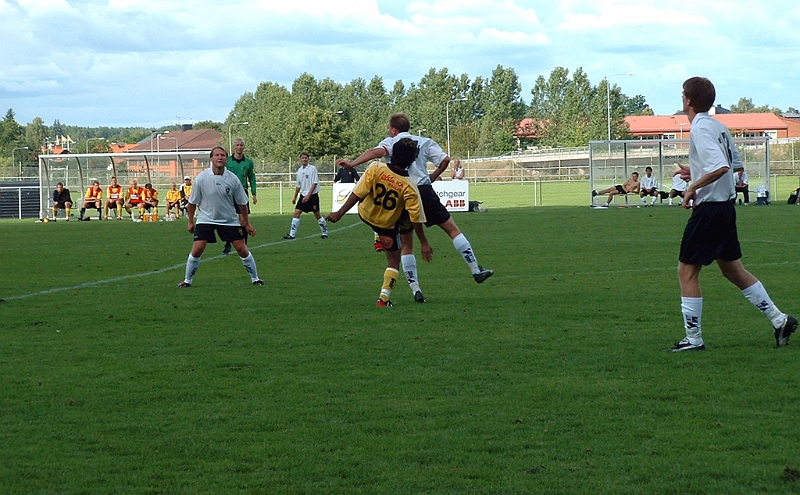 2003_0823_153656AA.JPG - Södras nr.26 Jonas Hammarlund i närkamp med en motståndare.