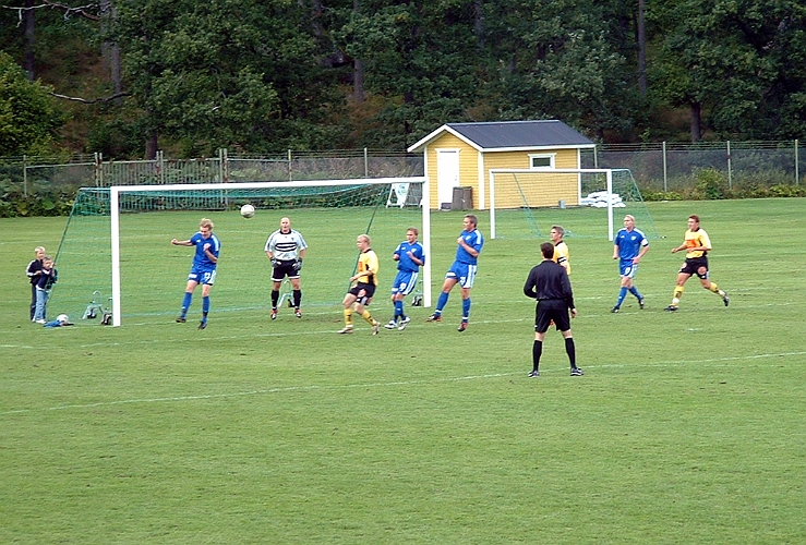 2003_0830_02.JPG - En Västerås försvarare nickar undan bollen