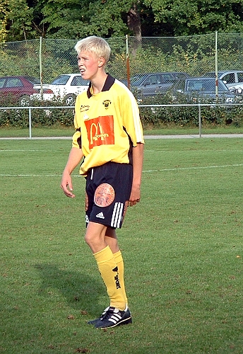 2003_0913_11.jpg - Arboga's nr.28 Martin Haglind (15 år) gjorde ett piggt inhopp i andra halvleken.