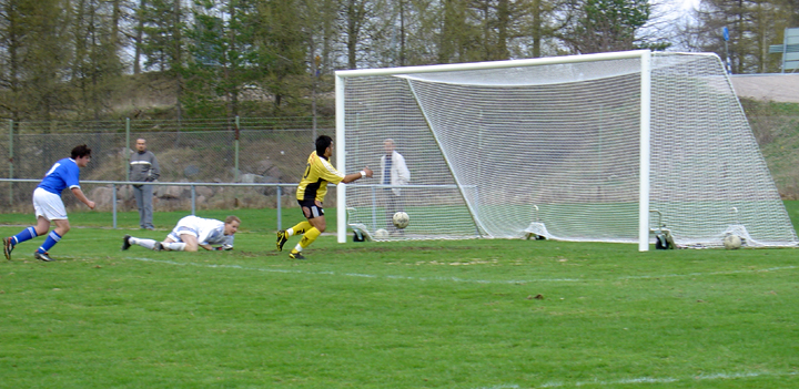 2004_0424_12.jpg - Här "promenerar" Victor Huerta in bollen i mål, vilket betyder 6-0 till Arboga Södra IF.