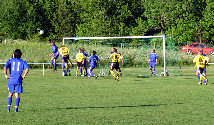 2004_0608_11.jpg - IFK Västerås försvar nickar undan bollen vid ett inlägg från Södra.