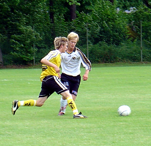2004_0619_18.jpg - Södras Dennis Jansson på väg förbi sin motståndare
