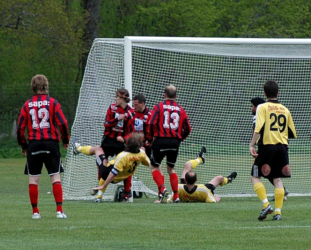 2005_0521_09.jpg - Äntligen, södras nr.3 Johan Reinholdsson trycker in bollen över mållinjen vilket betyder 1-0 till Arboga Södra IF.