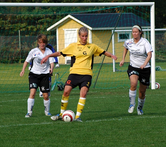 2005_0925_16.jpg - Södras nr.4 Emma Hellberg håller i bollen för ett tillbakaspel