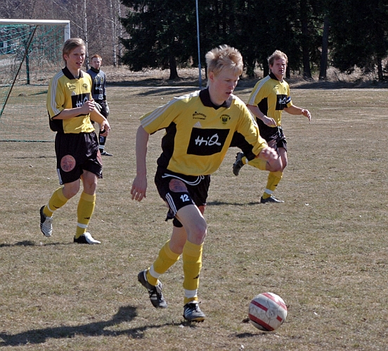 2006_0422_01.JPG - Södra's nr.12 Martin Haglind driver upp bollen