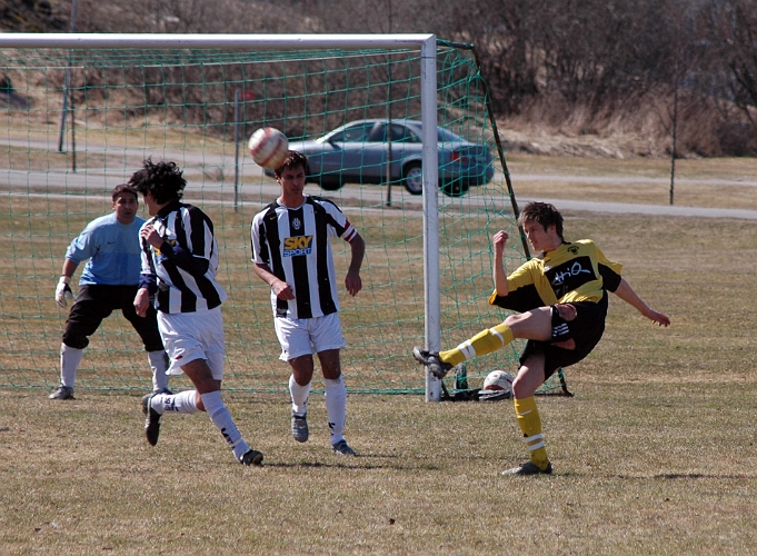 2006_0422_03.JPG - Ken Jansson är framme och oroar Juventus försvarare