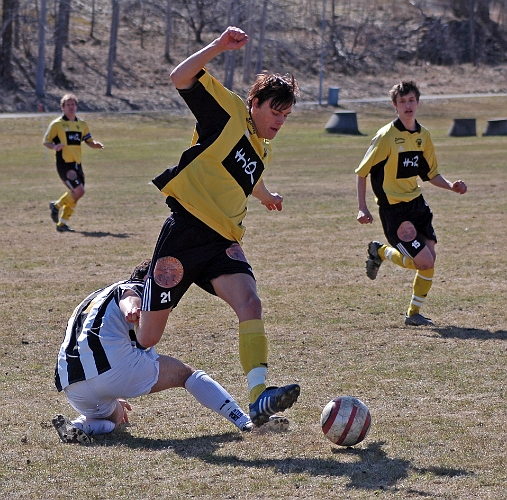 2006_0422_13.JPG - Nr.21 Sebastian Fahlberg vinner en närkamp mot en Juventusspelare