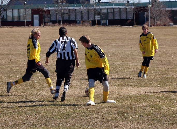 2006_0422_03.JPG - Södraspelarna var ofta tvåa på bollen den här matchen