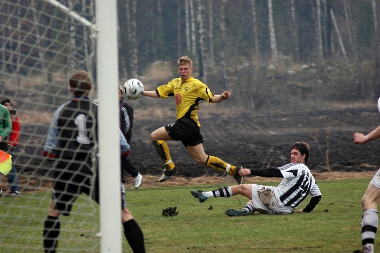 2006_0429_11.JPG - Södra's Martin Stjernfeldt stormar fram mot Surahammars mål, men bollen går utanför