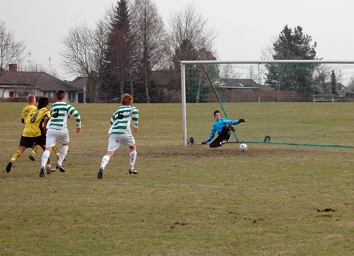 2006_0430_10.JPG - Victor Huerta blev fälld innanför straffområdet, och Johan Svensson slog snyggt in påföljande straffen. 2-1 till Arboga Södra