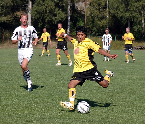 2006_0805_07.jpg - nr.13 Jonas Hammarlund satsar på en krossboll från sin mittfältsposition