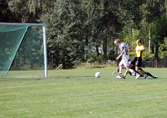 2006_0805_08.jpg - Nr.11 Edin Resulovic hinner först på bollen och gör 2-0 till Södra