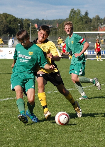 2006_0909_11.JPG - Nr.9 Anton Pettersson i närkamp med en SK91 spelare