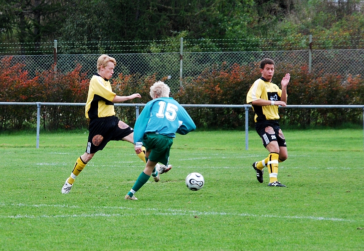 2008_0920_01.JPG - Tobias Jansson är framme och stör motståndaren när han skall skjuta bollen mot mål