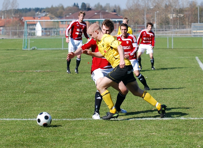 2009_0425_12.JPG - Kristofer Storm utmanar sin försvarare och rycker förbi