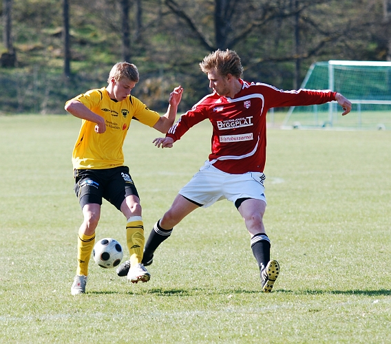 2009_0425_29.JPG - Filip Stjernfeldt i närkamp med en försvarare