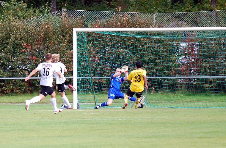 2009_0926_07.JPG - Här gör nr.9 i ÖSK 1-0 till bortalaget