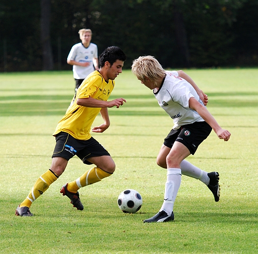 2009_0926_27.JPG - Mergim Bekaj fintar sig förbi ÖSK försvararen