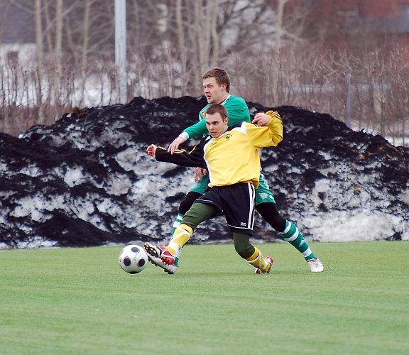 2010_0402_03.JPG - Södra's försvarare Patrik Palmqvist blev satt under press direkt i inledningen av matchen