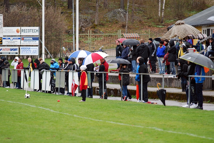 2010_0508_20.JPG - Idag var vädret inte på fotbollens sida, utan ett lätt regn fick publiken att fälla upp sina paraplyer