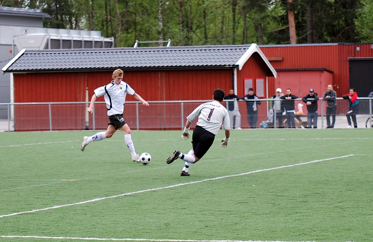 2010_0516_17.JPG - Filip Stjernfeldt frispelad med målvakten gör inget misstag utan ger Södra ledningen med 2-0