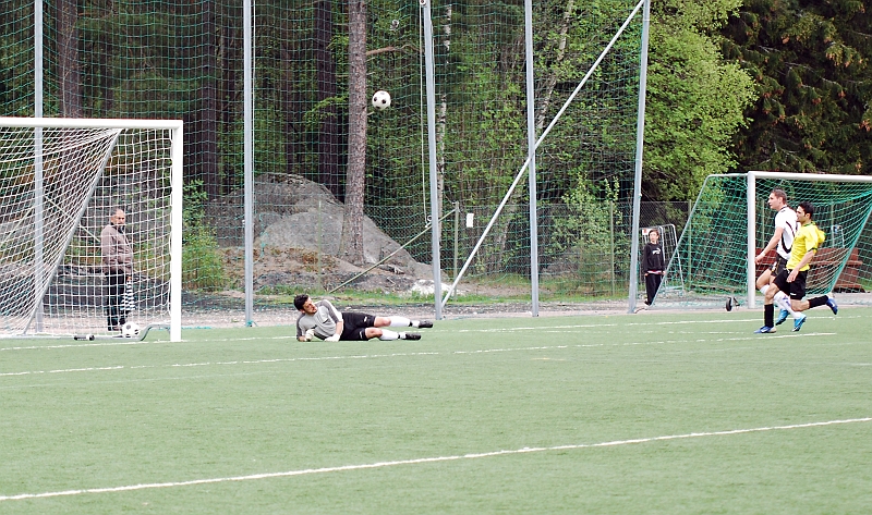 2010_0516_32.JPG - Bäckby's målvakt gör en fotparad på Miralem Malic skott