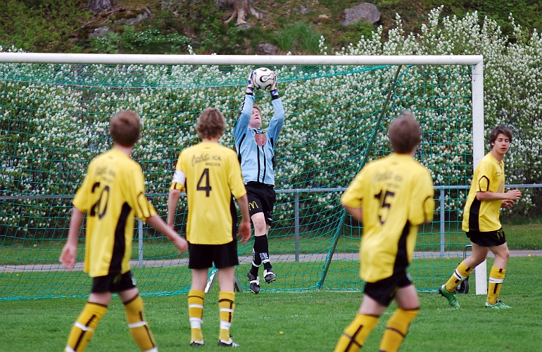 2010_0520_16.JPG - Södra's målvakt Simon Bergström plockar ner en höjdboll