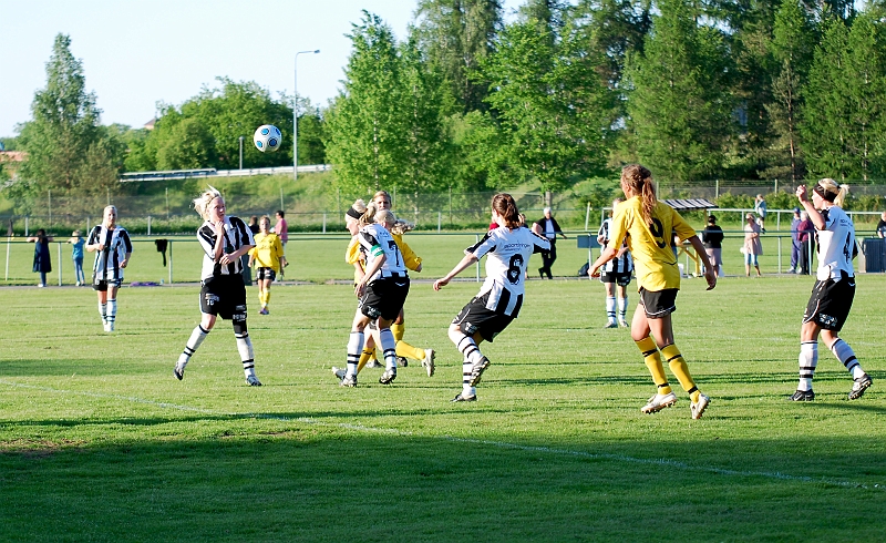 2010_0601_19.JPG - Efter en högerhörna för Södra nickar Suraspelaren undan bollen, dock in i eget mål. 2-0 till Södra