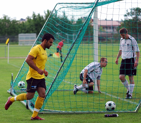 2010_0610_16.JPG - Arton Bekaj rundar målet efter att han lagt  bollen i nätmaskorna