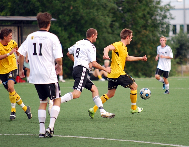 2010_0813_19.JPG - Dennis Jansson tar emot bollen och försöker att vända upp mot målet