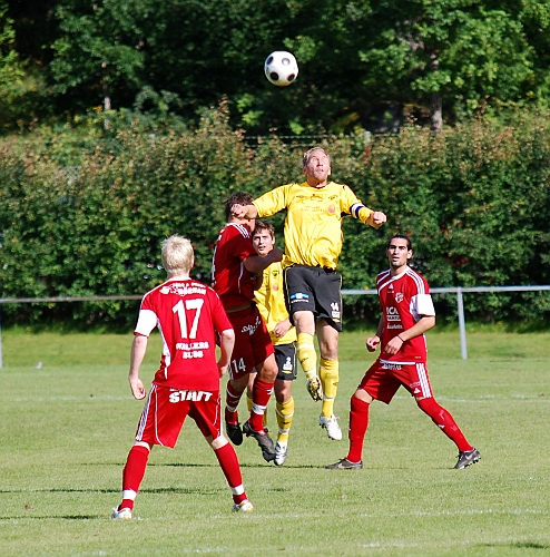 2010_0904_05.JPG - Mikael Wiker går upp och nickar undan bollen