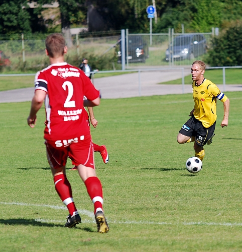 2010_0904_09.JPG - Mikael Wiker avancerar fram med bollen strax utanför straffområdet