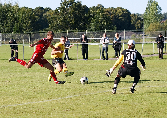 2010_0904_29.JPG - Miralem Malic har ytterligare en fin målchans men bollen går strax utanför stolpen