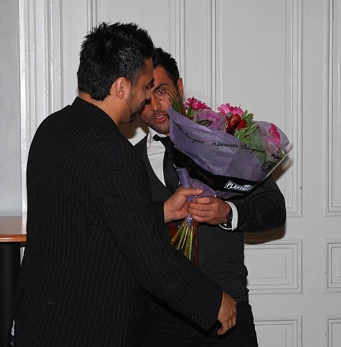 2010_1023_20.JPG - Spelarrådet delade ut blommor och sin uppskattning till ledarna, här Victor Huerta