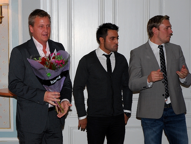 2010_1023_23.JPG - Spelarrådet delade ut blommor och sin uppskattning till ledarna, här Stefan Nilsson, som samtidigt avslutade med att tacka alla spelarna.