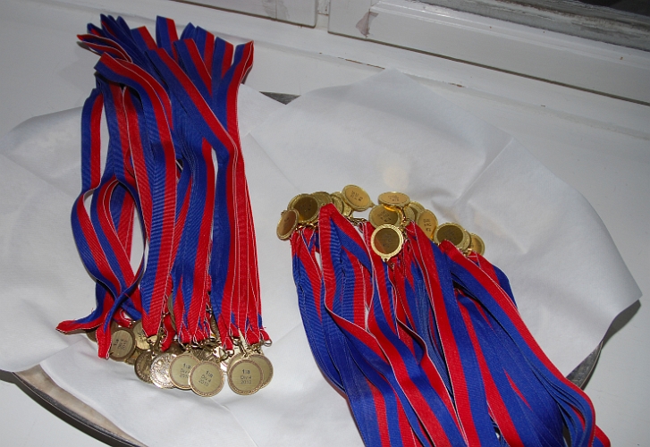 2010_1023_06.JPG - Medaljerna som skall delas ut till Herrlaget och Damlaget för serieseger i respektive Div.4 Västmanland