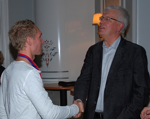 2010_1023_19.JPG - Lagkapten Mikael Wiker får medalj