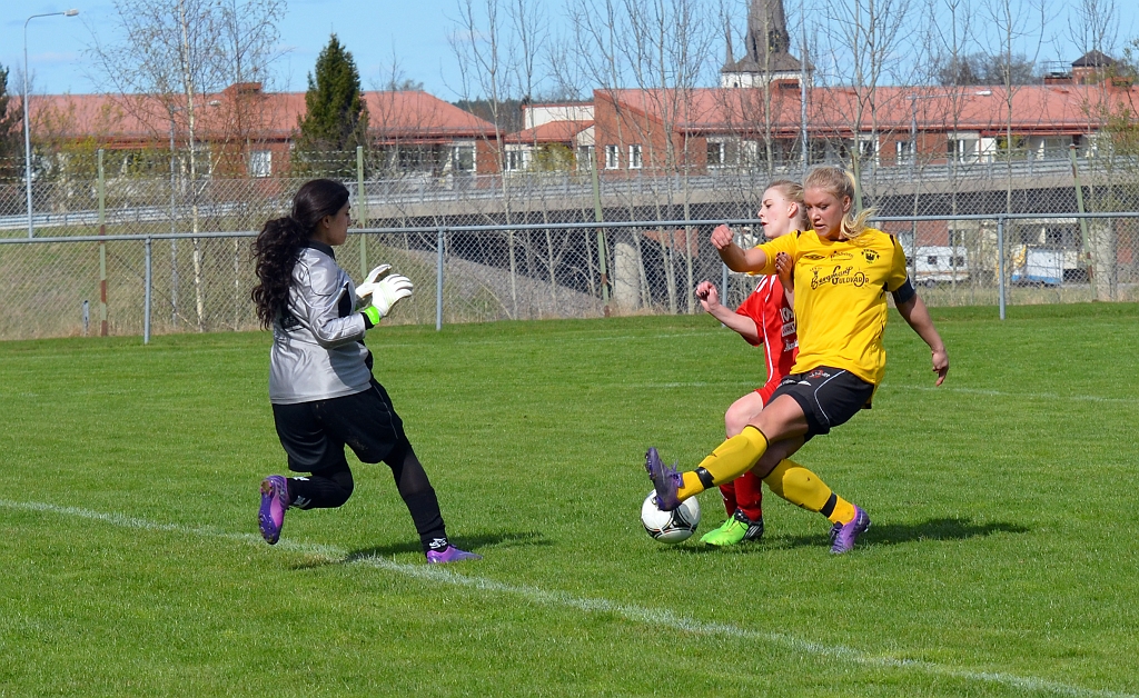 2012_0429_22.JPG - Amanda Segerstedt försöker att komma tiill avslut men målvakten räddar med hjälp av sin försvarare