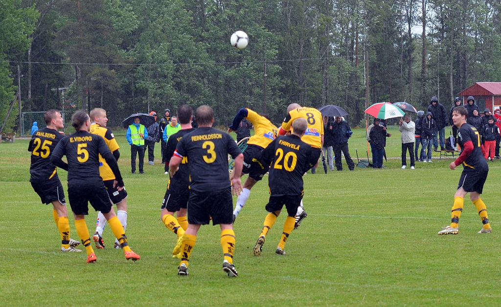 2012_0602_31.JPG - En frispark för Södra där Gustav Gustavsson försöker nicka mot mål