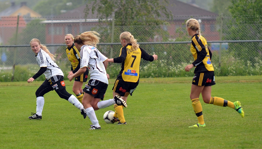 2012_0603_10.JPG - Rebecca Skog spelar ut bollen åt höger för Elin Bergkvist att springa på