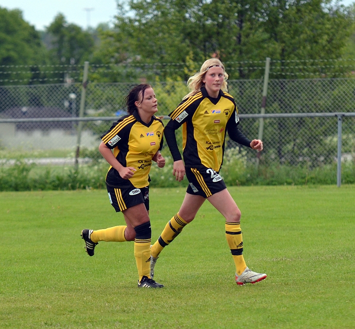 2012_0603_19.JPG - Nöjda Södratjejer efter 2-0 målet