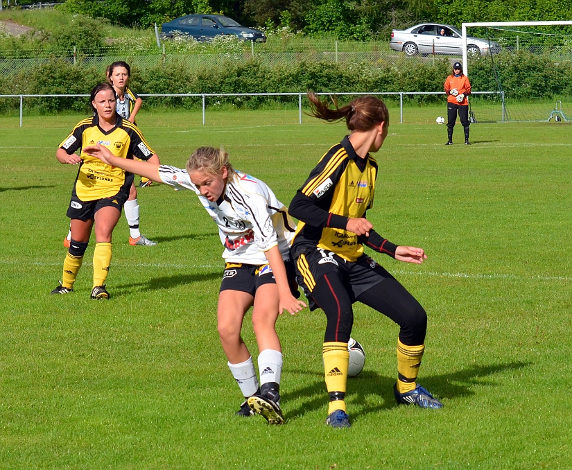 2012_0603_23.JPG - Både BK30 spelaren och Linn Simonsson hamnar med ryggen mot bollen