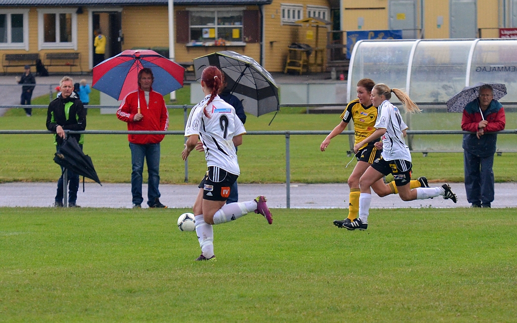 2012_0603_27.JPG - Cornelia Andersson avancerar med bra fart på högerkanten, spelar in bollen framför mål. . . . 