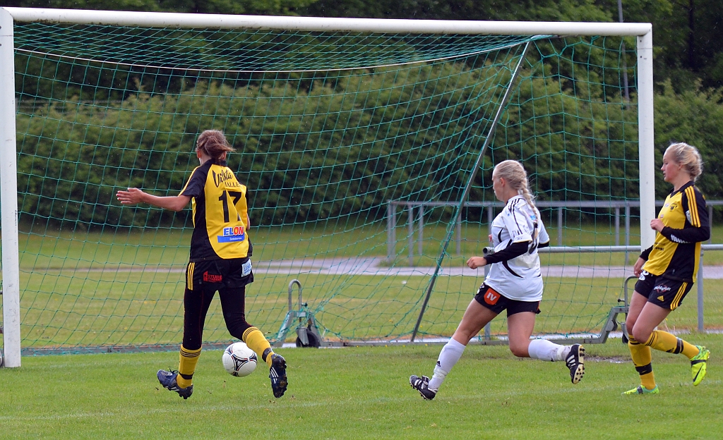 2012_0603_29.JPG - . . . . och slår in bollen i mål, 4-0 till Södra genom Linn Simonsson